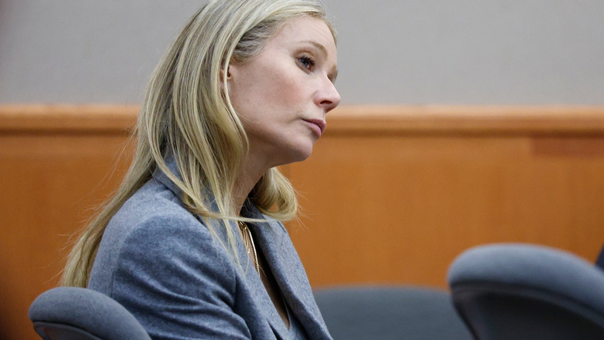 Gwyneth Paltrow trägt grauen Anzug vor Gericht in Utah wegen Skiunfall-Klage