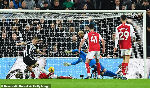 Der Flügelspieler von Newcastle erzielte das einzige Tor, als die Magpies Arsenal in einem kontroversen Duell mit 1:0 besiegten