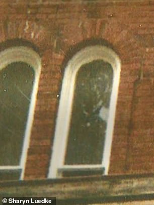 Laut Frau Luedke zeigt dieses Bild Henry Guest McPike, der „aus dem Fenster schaut“.