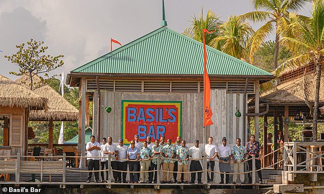 Legendär: Oben ist Basil's Bar, „das soziale Zentrum der Insel, das seit 1976 besteht“