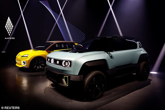 Der Twingo wird in der neu gestalteten batteriebetriebenen Produktpalette der Marke unterhalb des neuen vollelektrischen Fließheckmodells Renault 5 (links) und des Kompakt-SUV Renault 4 (rechts) stehen, die beide um 2025 auf den Markt kommen