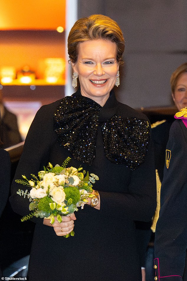 Das belgische Königshaus entschied sich für ein schwarzes Kleid mit langen Ärmeln und einer mit Pailletten besetzten Statement-Schleife