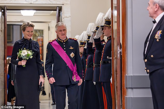 Die Königin strahlte, als sie ihren Mann bei der Veranstaltung begleitete, die anlässlich seines zehnten Thronjubiläums stattfand