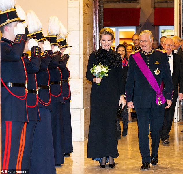 Das königliche Paar sah majestätisch aus, als es das Theater betrat, während die Königin einen Strauß weißer Blumen trug