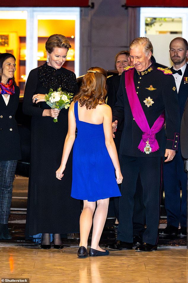 Als das königliche Paar im Konzert Beamte und Künstler traf, wurde ihnen ein junges Mädchen in Königsblau vorgestellt