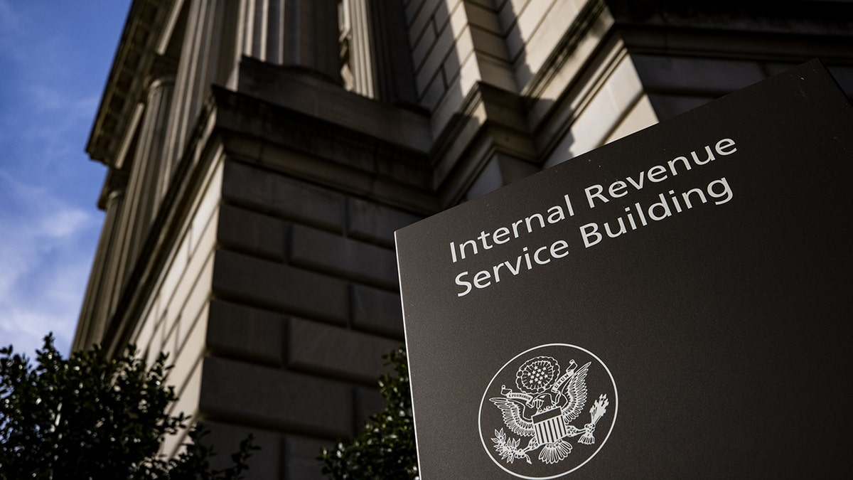 IRS-Gebäude, Logo