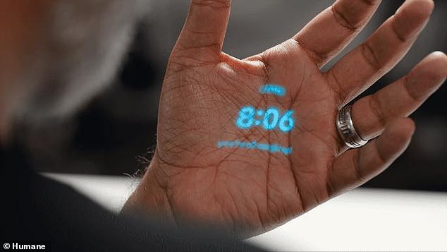 Anstelle eines Bildschirms wie bei einem herkömmlichen Telefon projiziert der AI Pin ein Display mit einem Laser auf die Hand des Benutzers oder kann mit Sprachbefehlen gesteuert werden