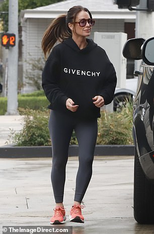 Sweatshirt-Tausch: Der Star der „Real Housewives of Beverly Hills“ rockte scheinbar denselben schwarzen Kapuzenpullover von Givenchy, den der Country-Sänger am Dienstag bei seinem Spaziergang getragen hatte