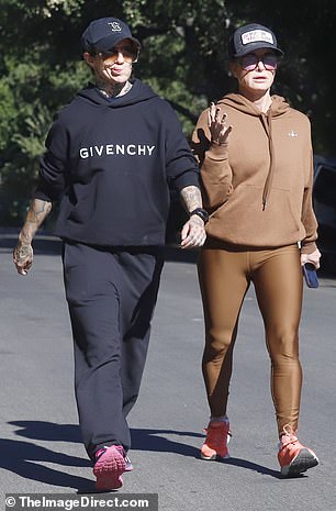 Sweatshirt-Tausch: Der Star der „Real Housewives of Beverly Hills“ rockte scheinbar denselben schwarzen Kapuzenpullover von Givenchy, den der Country-Sänger am Dienstag bei seinem Spaziergang getragen hatte