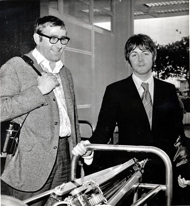 Mal abgebildet mit Paul McCartney am Flughafen Nizza, Frankreich.  Als Mal in den 1960er-Jahren mit den Beatles die Welt eroberte, spiegelte sich ihr Ruhm in ihm wider und er genoss es