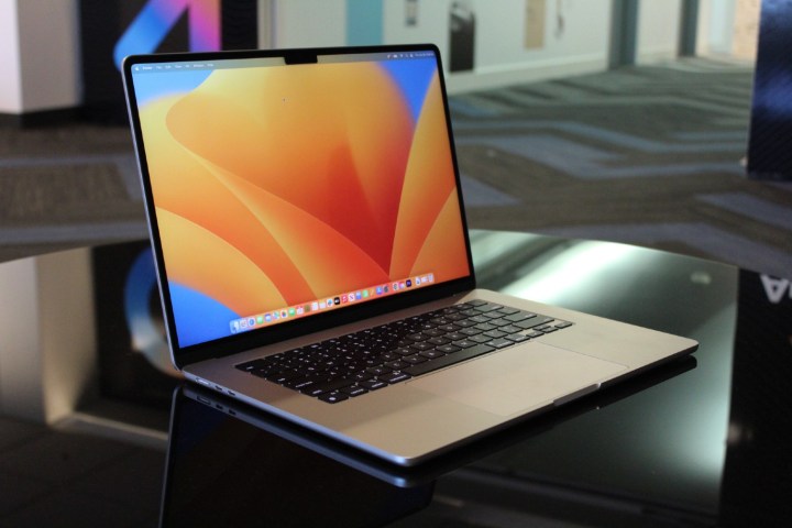 Apples 15-Zoll MacBook Air auf einem Schreibtisch platziert.