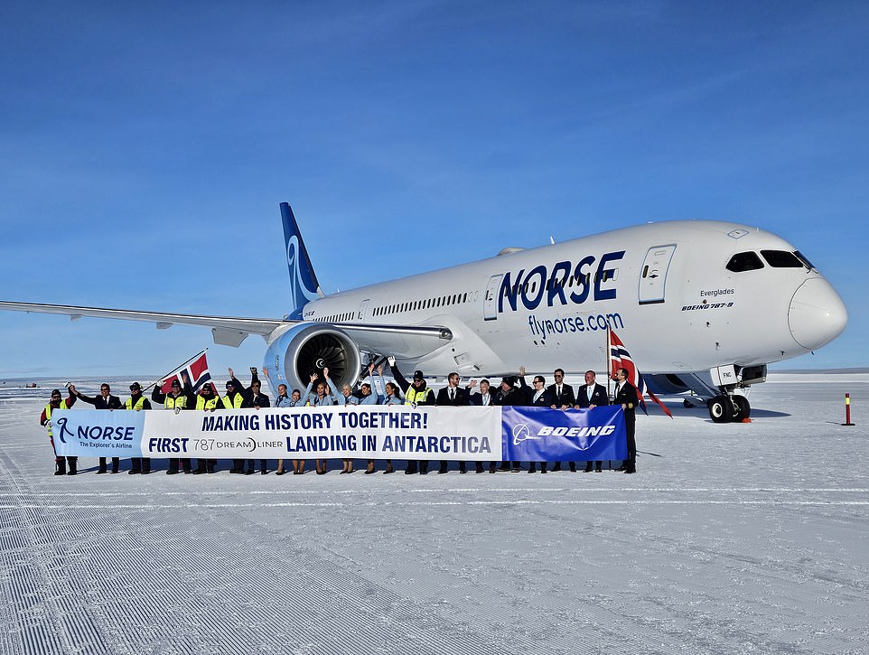 Vereist: Da es in der Antarktis keine herkömmlichen gepflasterten Start- und Landebahnen gab, landete das Flugzeug stattdessen auf einer 3.000 Meter (9.842 Fuß) langen und 60 Meter (196 Fuß) breiten Gletscherlandebahn aus „blauem Eis“ auf dem Troll Airfield