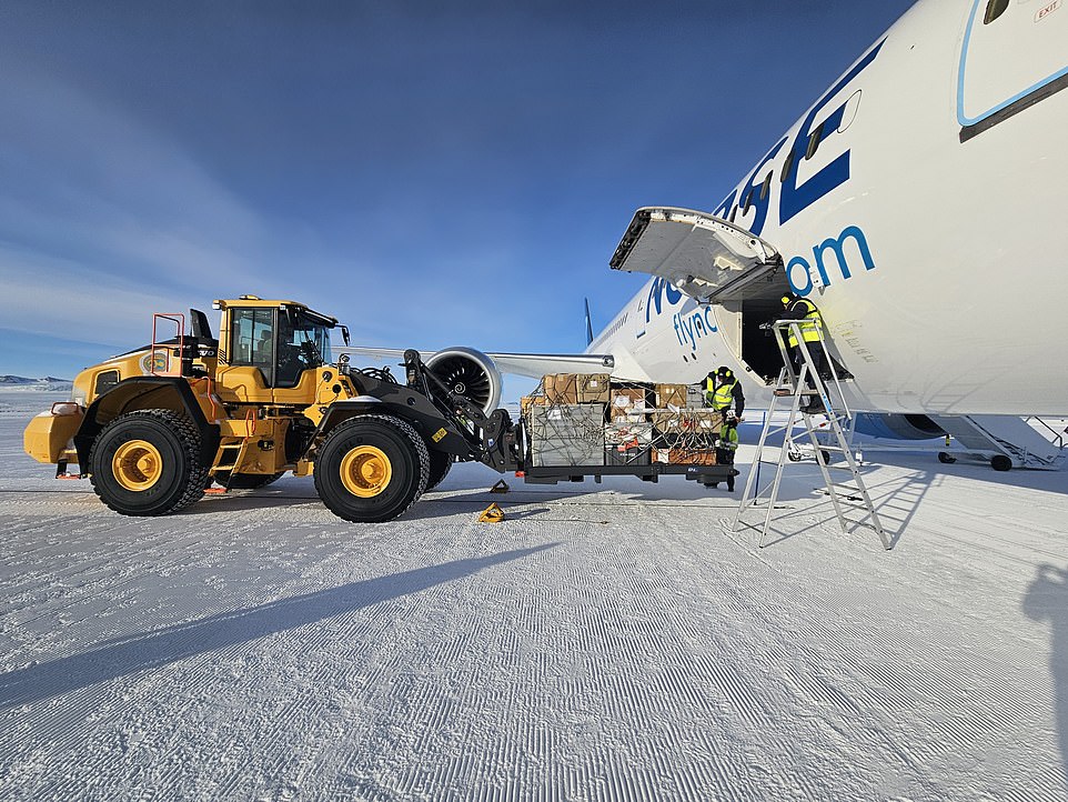 Der Dreamliner, der vom norwegischen Polarinstitut und der Luftvermittlungsfirma Aircontact beauftragt wurde, begann seine Reise am 13. November in Oslo und machte einen Zwischenstopp in Kapstadt, bevor er sich auf die „herausfordernde“ Antarktis-Etappe begab