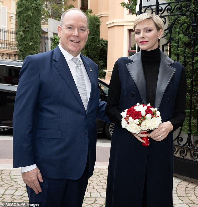 Die Mutter von zwei Kindern, 45, zog eine marineblaue Wollweste an, als sie Prinz Albert, 65, im Königspalast in Monte-Carlo begleitete