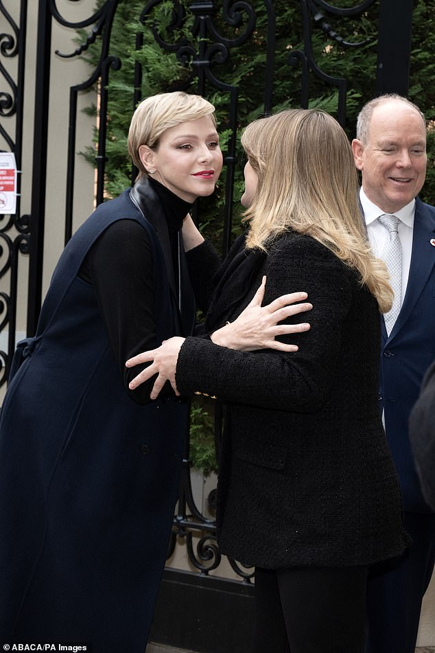 Charlene gab ihrer Nichte Camilla einen Kuss auf die Wange, um sie am Palasttor zu begrüßen