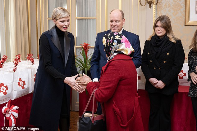 Zu Charlene und Albert gesellte sich Camilla, die ein komplett schwarzes Ensemble mit einem zweireihigen Tweed-Blazer mit goldenen Knöpfen trug