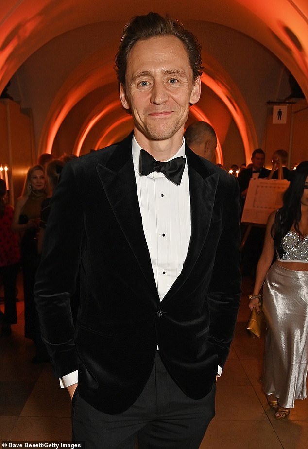 Gepflegter Anzug: Tom sah gut aus in einer schwarzen Jacke, einem weißen Hemd und einer schicken Fliege
