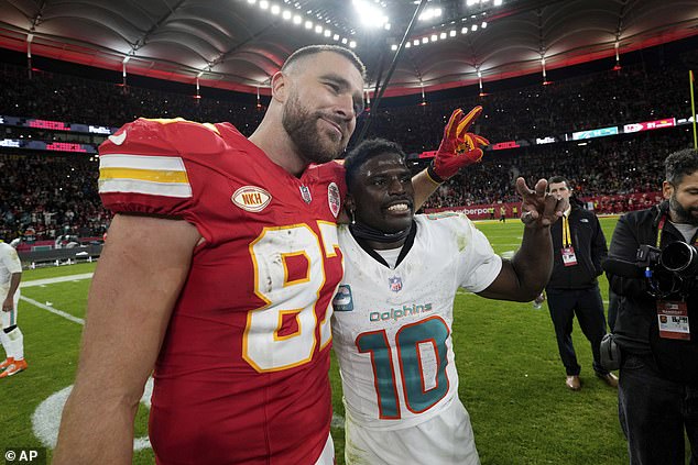 Hill und sein ehemaliger Teamkollege Travis Kelce posieren in Deutschland, nachdem die Dolphins gegen die Chiefs verloren haben
