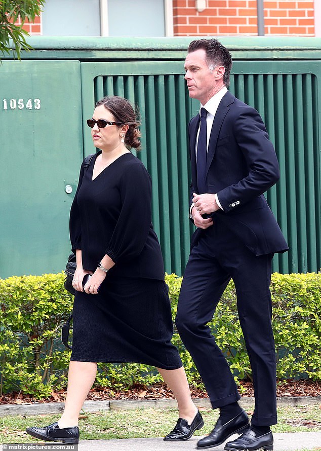 NSW-Premier Chris Minns und ein Mitarbeiter werden gesehen, wie sie an der Gedenkstätte ankommen