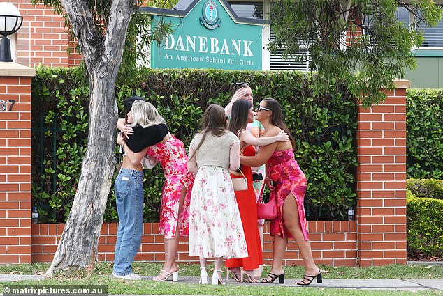 Freunde, Familie und Mitglieder der Schulgemeinschaft waren am Freitagmorgen in farbenfrohen Outfits für die Gedenkfeier an der Danebank Anglican School in Hurstville im Süden Sydneys zu sehen