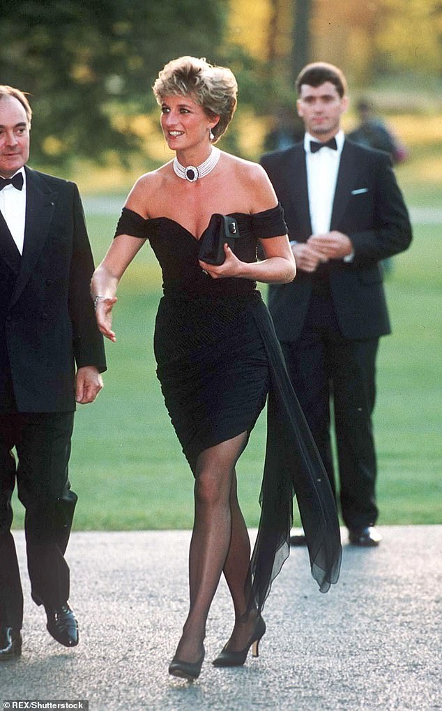 Prinzessin Diana stellte ihr „Revenge Dress“ am 29. Juni 1994 bei einem Benefizdinner vor, das Vanity Fair für die Serpentine Gallery veranstaltete