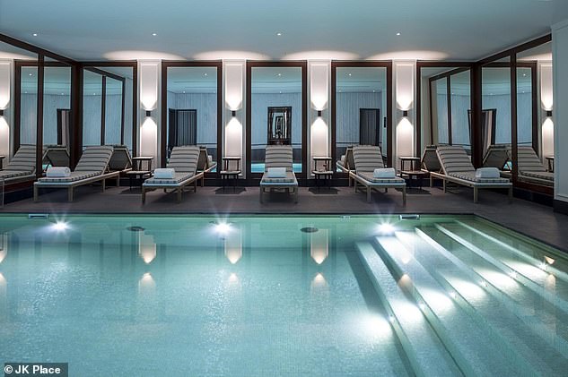 Das JK Place Hotel verfügt über ein „wunderschönes“ italienisches Restaurant und ein Spa mit beheiztem Pool (im Bild)
