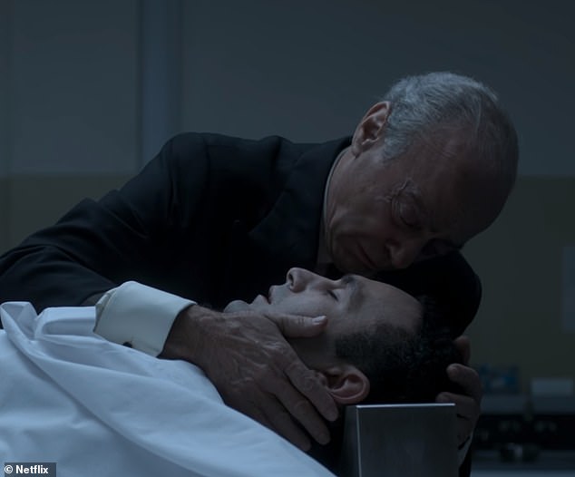 Mohamed bricht in Tränen aus, bevor er das Gesicht seines verstorbenen Sohnes auf die Stirn küsst – eine der vielen emotionalen Szenen in der neuen Serie