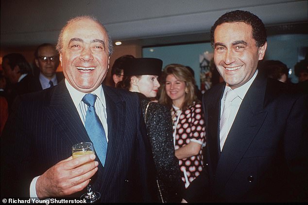 Mohamed war für Dodi ein liebevoller Vater.  Der Vater und der Sohn sind oben auf einer Party in Harrods, London, im Jahr 1989 abgebildet