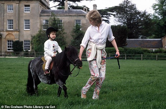 Das Herzogtum Cornwall besitzt Highgrove, das Prinz William geerbt hat.  Im Bild: William auf seinem Pony in Highgrove mit Prinzessin Diana