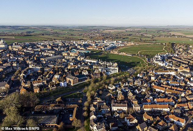 Poundbury (im Bild) wurde auf dem Gelände des Herzogtums Cornwall erbaut und beherbergt derzeit etwa 4.600 Menschen in einer Mischung aus privatem und erschwinglichem Wohnraum