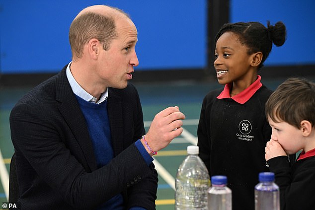 William spricht während seines Besuchs im Moss Side Millennium Powerhouse mit Kindern
