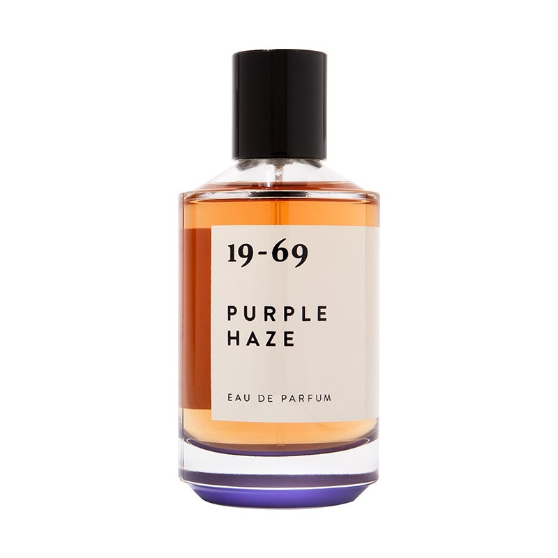 19-69 Purple Haze Eau de Parfum: Ein Parfümflakon aus Glas mit schwarzem Verschluss und weißem Etikett mit schwarzem Text auf weißem Hintergrund