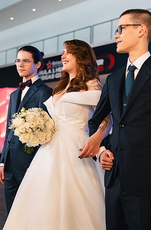 Seine Partnerin Giulia trug zur Hochzeit ein atemberaubendes weißes Kleid
