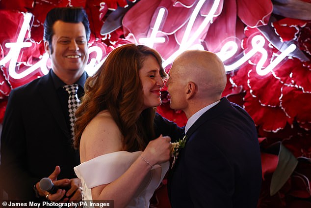 Das glückliche Paar bereitete sich darauf vor, sich zu küssen, nachdem es zu Mann und Frau erklärt worden war