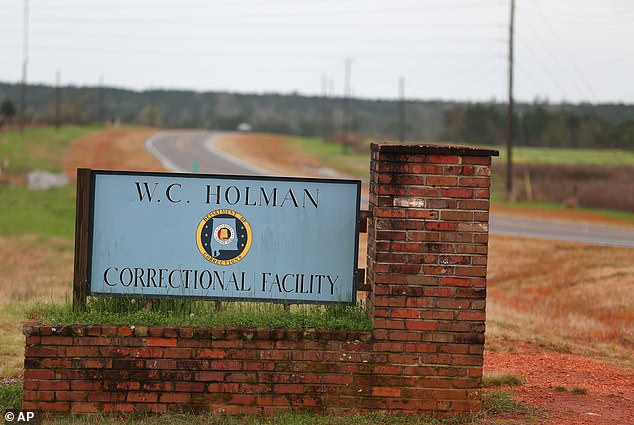 McWhorter wurde am Donnerstag kurz vor 19 Uhr für tot erklärt, nachdem ihm im William C. Holman Correctional Facility in Atmore, Alabama, eine tödliche Injektion verabreicht worden war