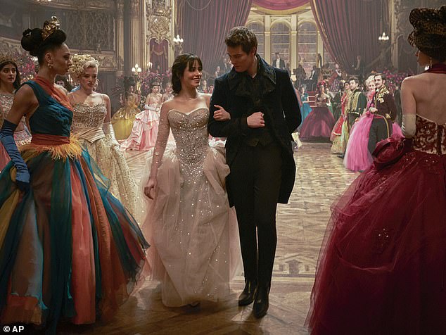 Nicholas hatte zweifellos seinen ersten Durchbruch, als er als Prinz Robert in Amazons Live-Action-Adaption von „Cinderella“ an der Seite von Camila Cabello gecastet wurde, die die Rolle der Disney-Prinzessin übernahm