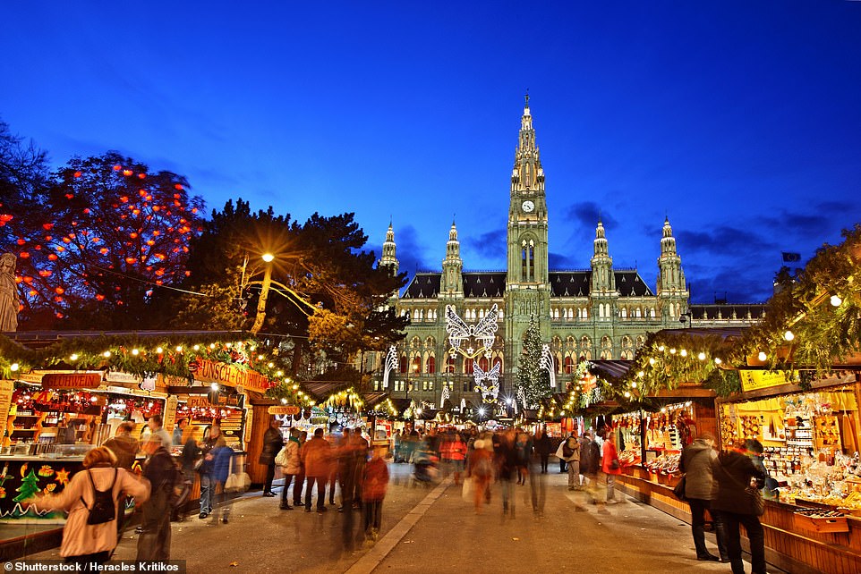 Die teuersten Städte für einen Weihnachtsmarkturlaub im Jahr 2023 sind Wien (erster, 933 £) und Kopenhagen (zweiter, 902 £), wie der Bericht zeigt.  Im Bild: Weihnachtsmarktstände vor dem Wiener Rathaus