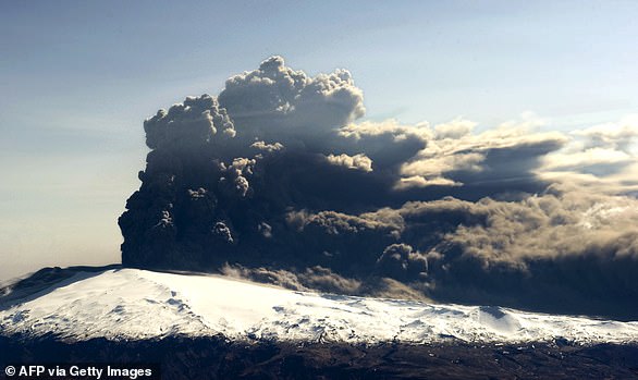 Eine riesige Aschewolke wurde in die Luft geschossen und erreichte eine Höhe von bis zu neun Kilometern.  Durch die Explosion wurden außerdem rund 250 Millionen Kubikmeter vulkanisches Material in die Luft geschleudert