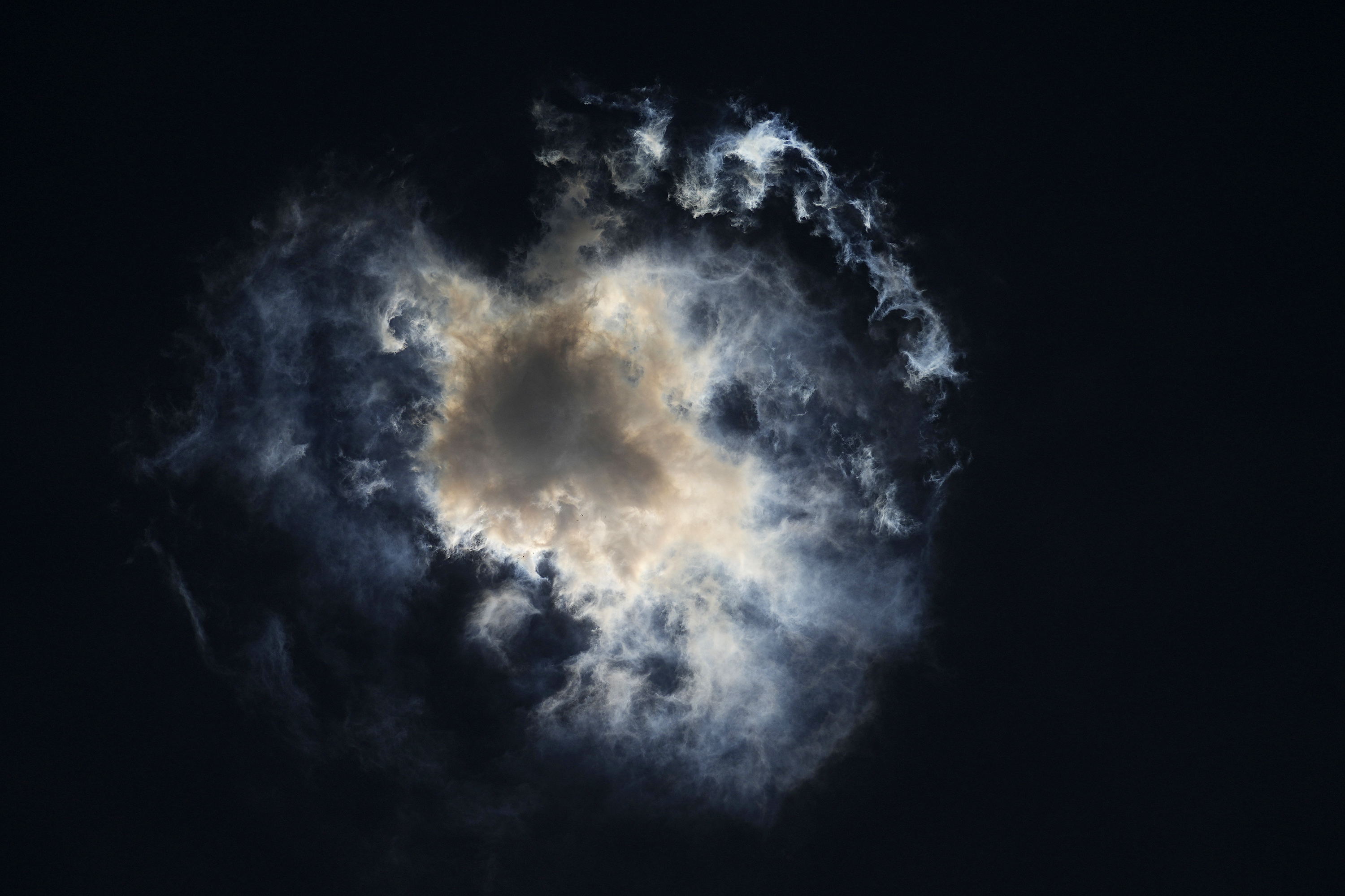 Während eines Testflugs von der Sternenbasis in Boca Chica, Texas, am Samstag, dem 18. November, bildet sich eine Wolke, als sich das Raumschiff von SpaceX von seiner Trägerrakete trennt.