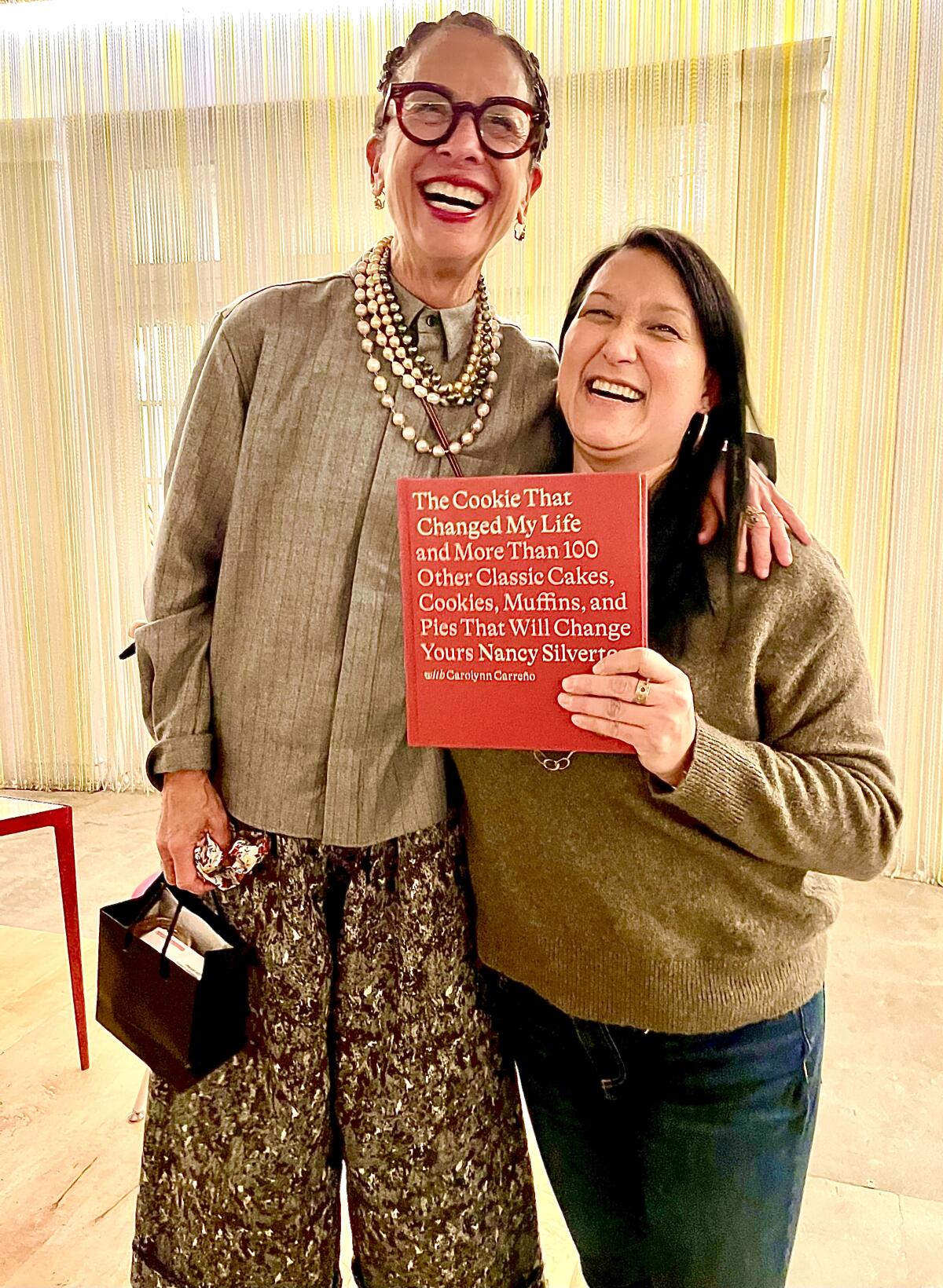 Nancy Silverton von Mozza mit Roxana Jullapat von Friends & Family, die Silverton zum Schreiben ihres neuen Kochbuchs inspirierte.