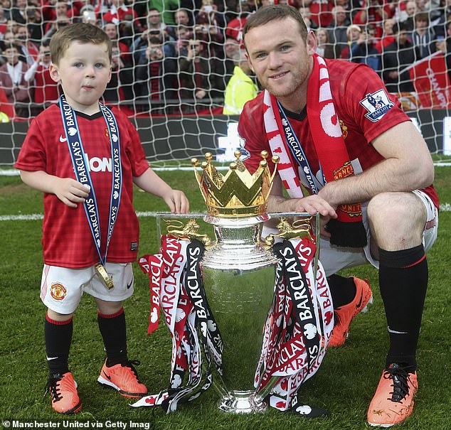 Er stand zusammen mit Vater Wayne Rooney auf dem Platz, als Manchester United 2013 die Liga gewann