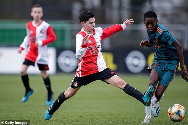 Shaqueel van Persie, 16, hat einen Profivertrag bei Feyenoord unterschrieben und spielt für deren Akademie