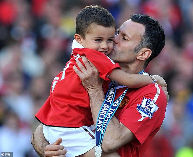 Der dreizehnfache Premier-League-Gewinner Ryan Giggs teilte seine Erfolge mit seinem kleinen Sohn