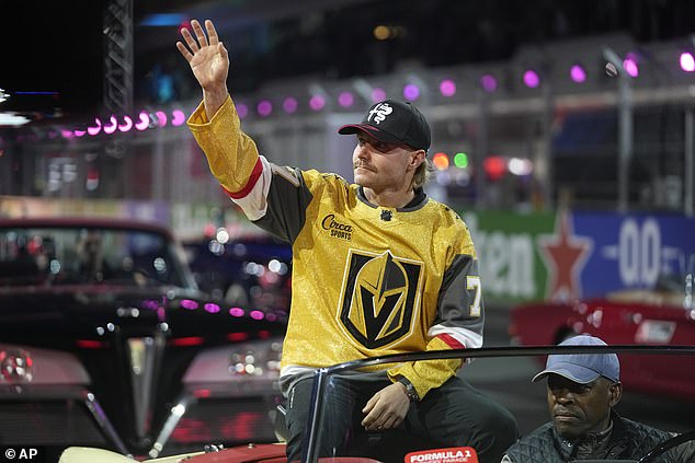 Valtteri Bottas trägt während der Fahrerparade ein Vegas Golden Knights-Trikot