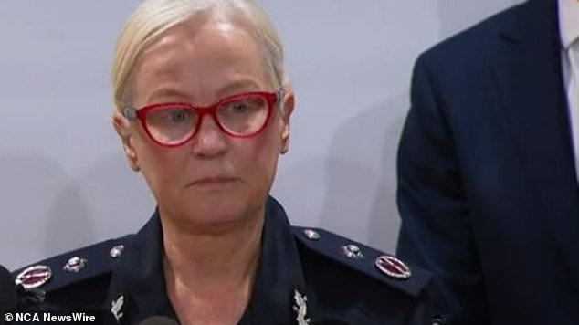 Die stellvertretende Kommissarin Linda Williams brach in Tränen aus, als sie am Samstagmorgen zusammen mit dem Premierminister den Medien Charlies Identität enthüllte