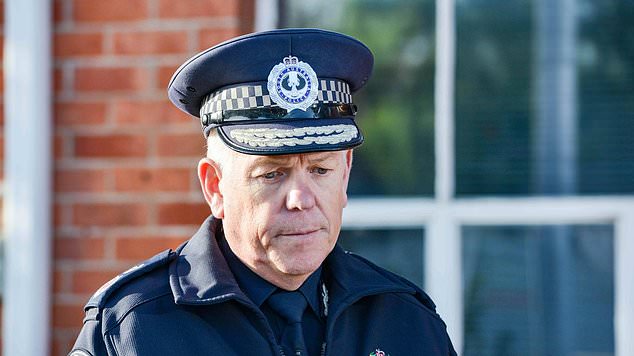 An einem, wie er es nannte, „verheerenden Tag für die Polizei von South Australia“ bestätigte Kommissar Stevens, dass der 53-jährige Brevet-Sergeant Jason Doig tödlich erschossen worden sei, nachdem er ein ländliches Anwesen besucht hatte, wo er mit einem bewaffneten Verdächtigen konfrontiert wurde