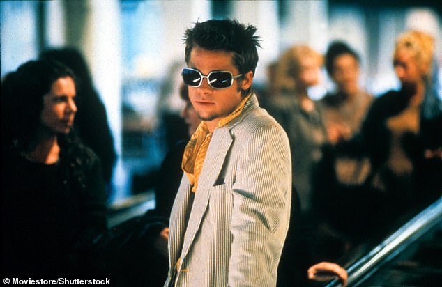 Wie ein böser Junge: Der Oscar-Gewinner orientierte sich an seinem Bad-Boy-Charakter Tyler Durden aus „Fight Club“ von 1999, indem er sandblondes kurzes Haar, eine taillierte Jacke und eine getönte Sonnenbrille trug