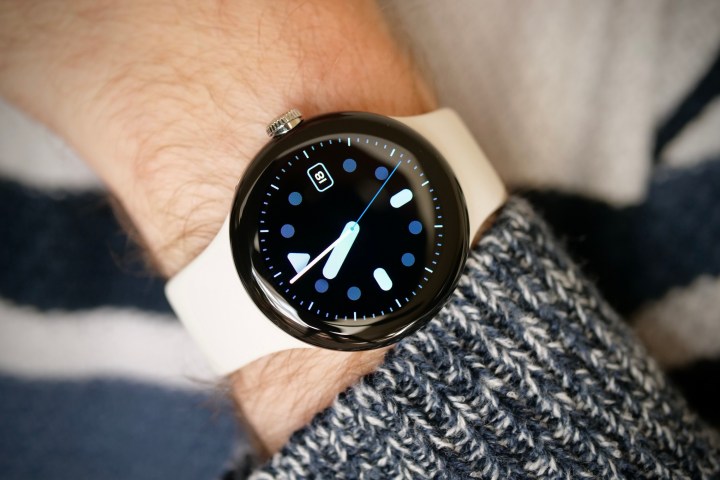 Google Pixel Watch wird am Handgelenk eines Mannes getragen und zeigt das Pacific-Zifferblatt.