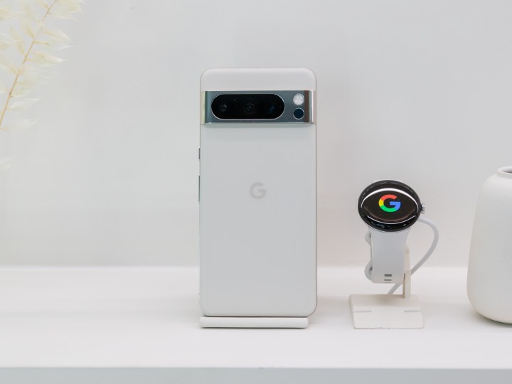 Google Pixel 8 Pro in Weiß mit passender Pixel Watch 2.