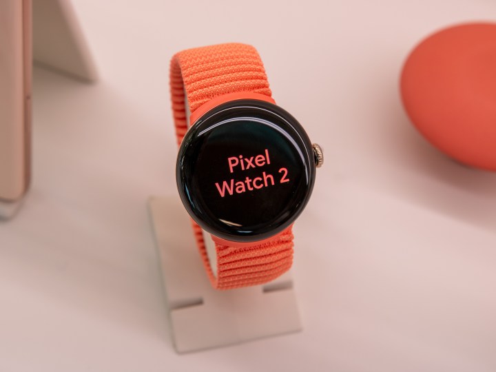 Google Pixel Watch 2 in Korallenfarbe.